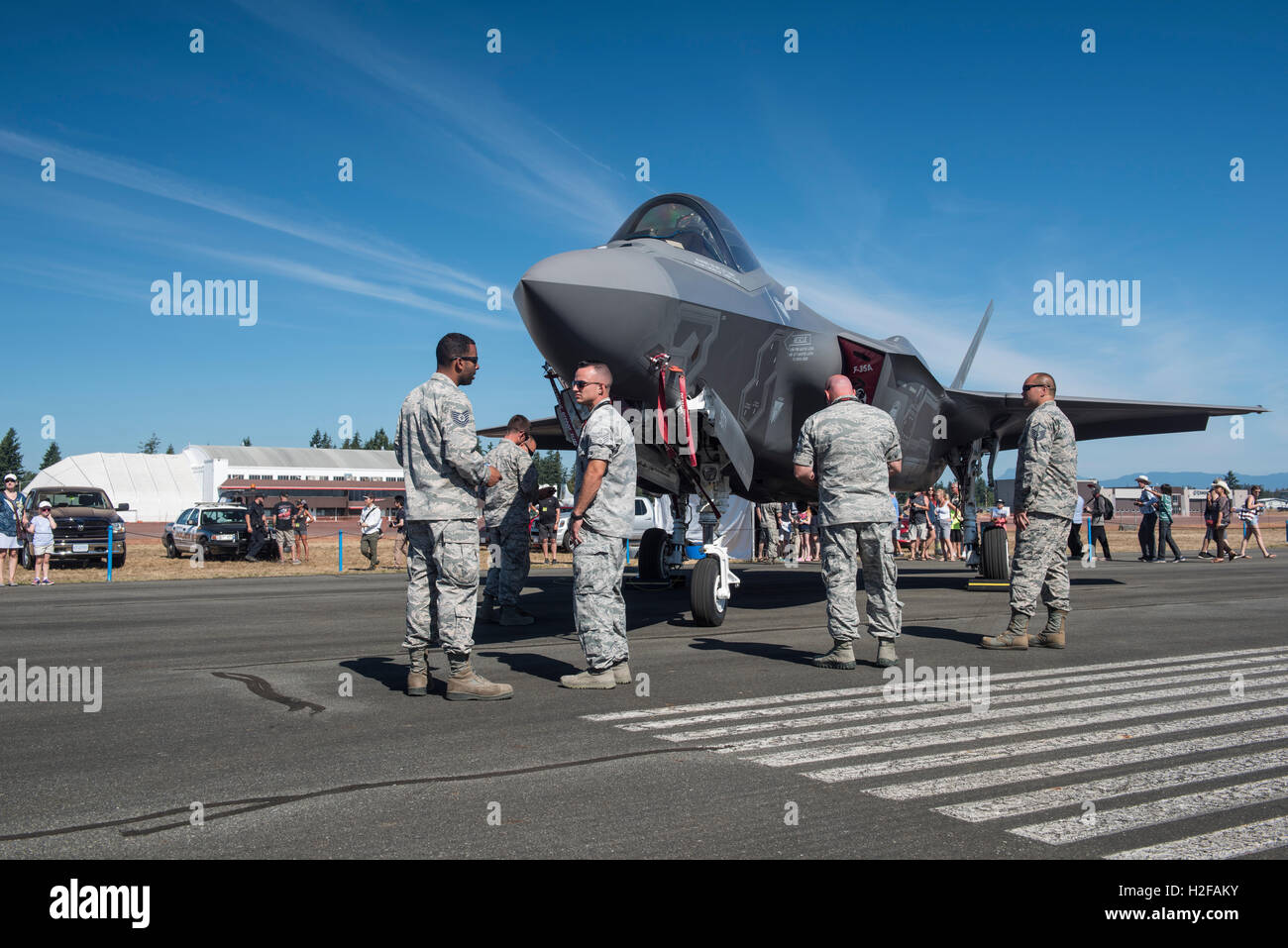 US-Soldaten bewachen die Stealth F-35A Kampfjet auf der Airshow Abbotsford, British Columbia. Stockfoto