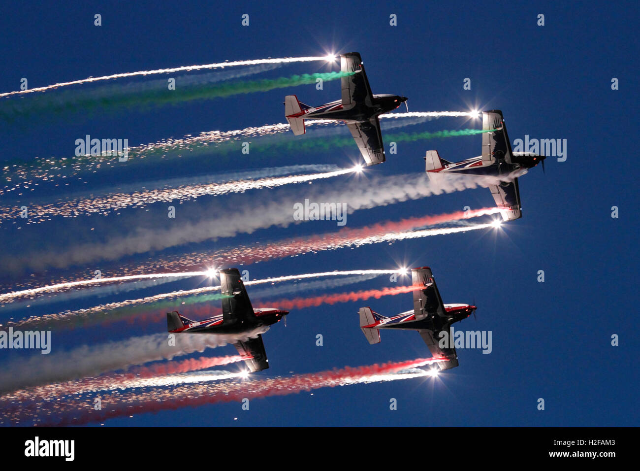 Das Pioneer Team unter ihrer Alpi Aviation Pioneer 300 Flugzeuge in eine spektakuläre Airshow Display bei Dämmerung Stockfoto