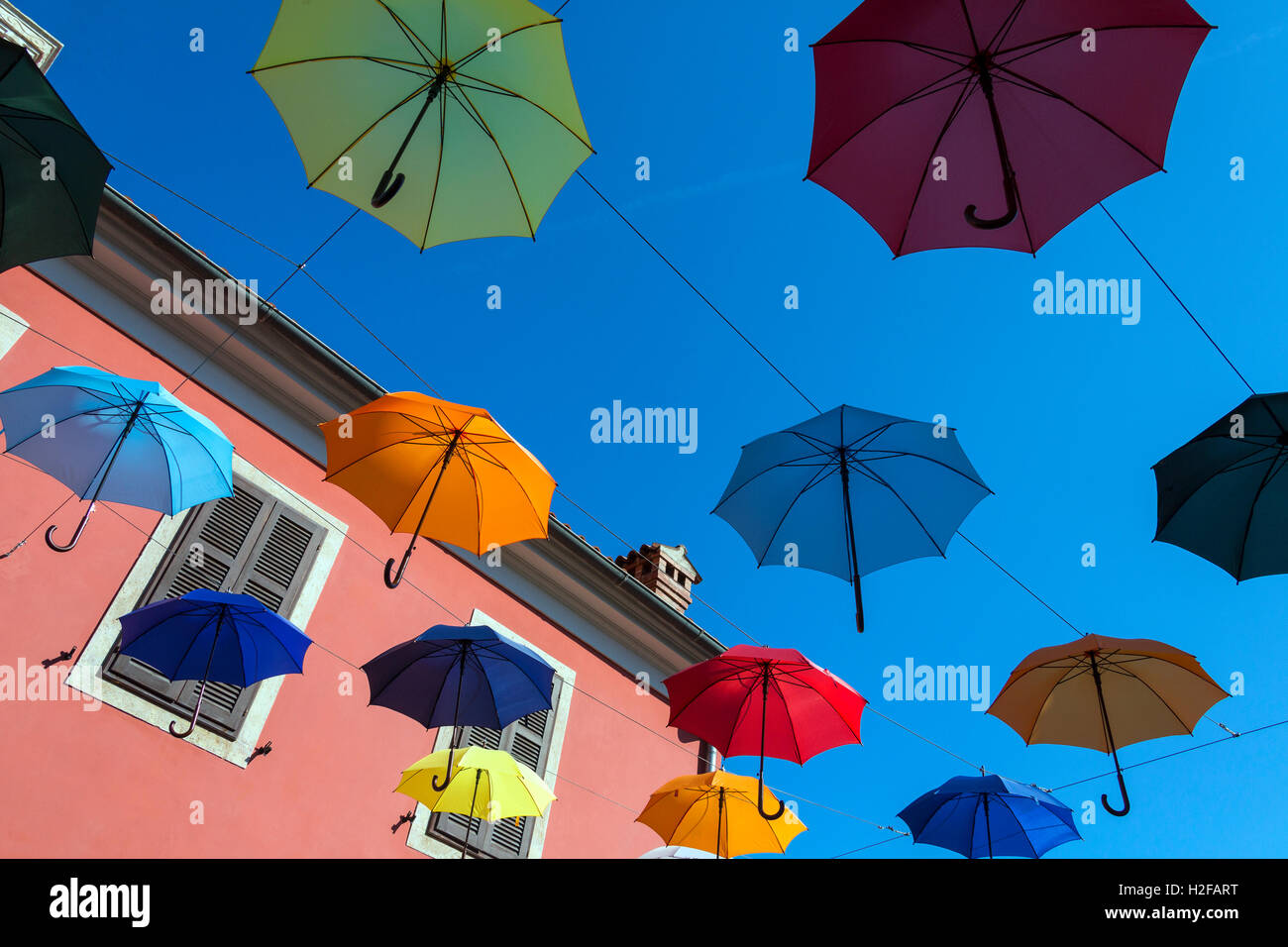 Regenschirm-Straße in der Küstenstadt Stadt Novigrad auf der Halbinsel Istrien in Kroatien. Stockfoto Regenschirm-Straße in der Küstenstadt Stadt Novigrad auf der Halbinsel Istrien in Kroatien. Stockfoto