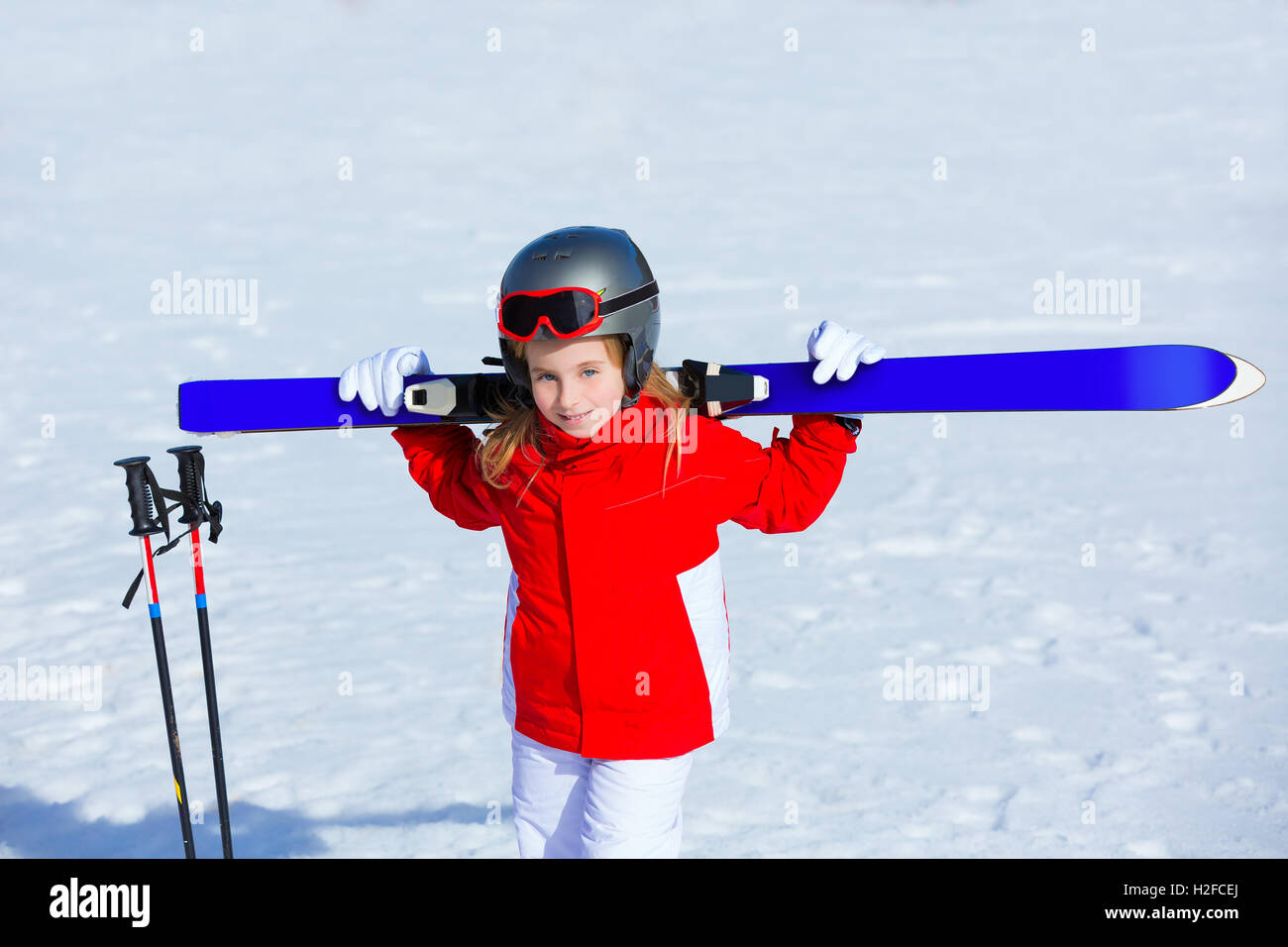 Kind Mädchen Winterschnee mit Skiausrüstung Stockfoto
