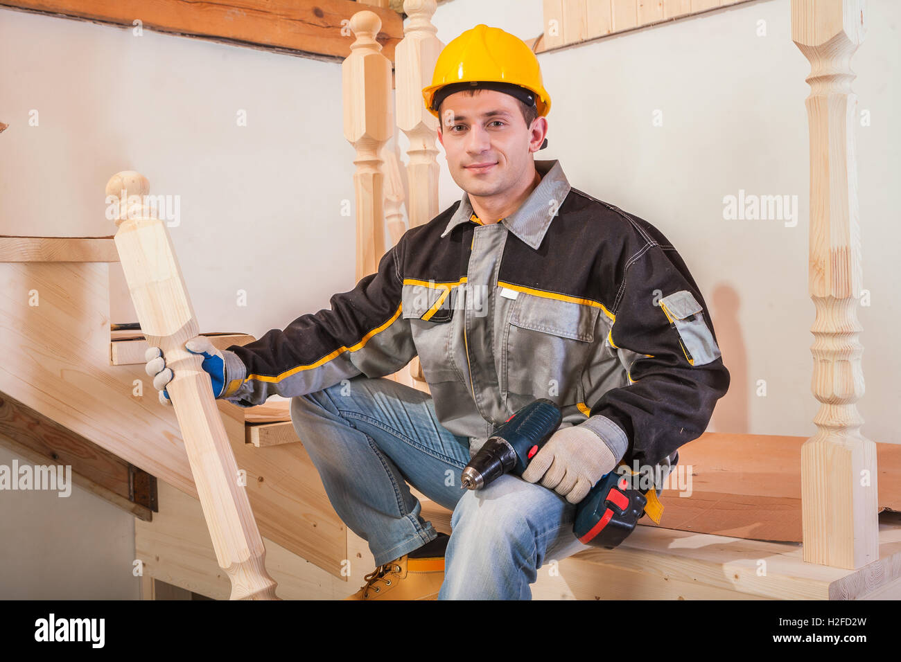carpentery Arbeiter sitzen auf Leiter Stockfoto