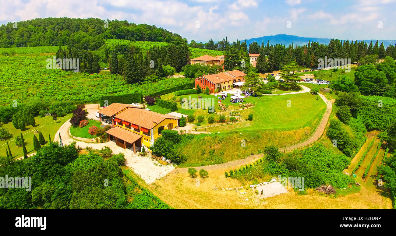 Blick auf ein altes Bauernhaus in den Hügeln rund um Soave, Italien. Stockfoto