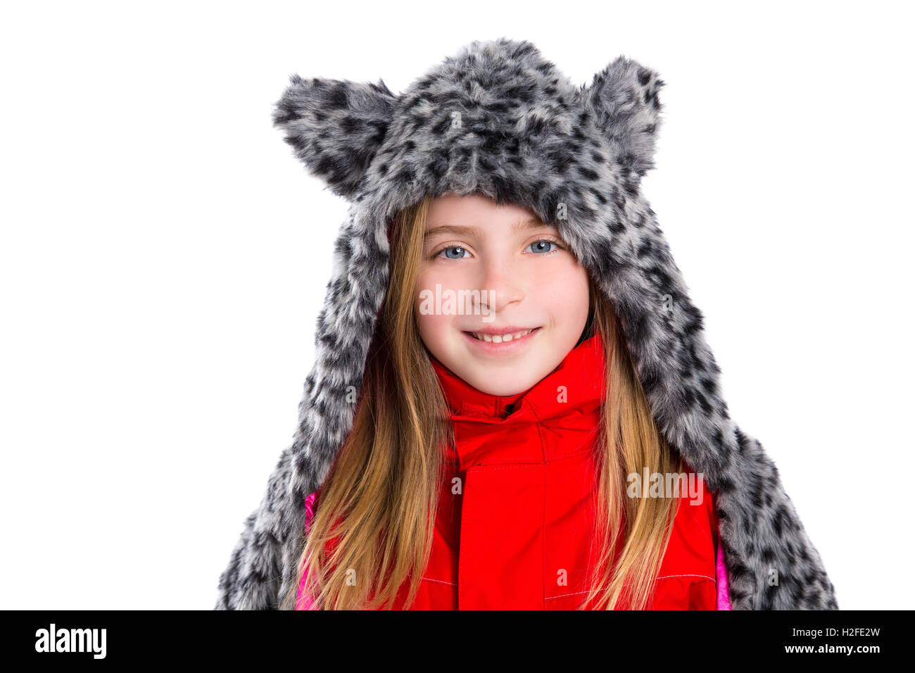 blonde junge Mädchen mit grauen Katze Pelz Schal Wintermütze in weiß Stockfoto