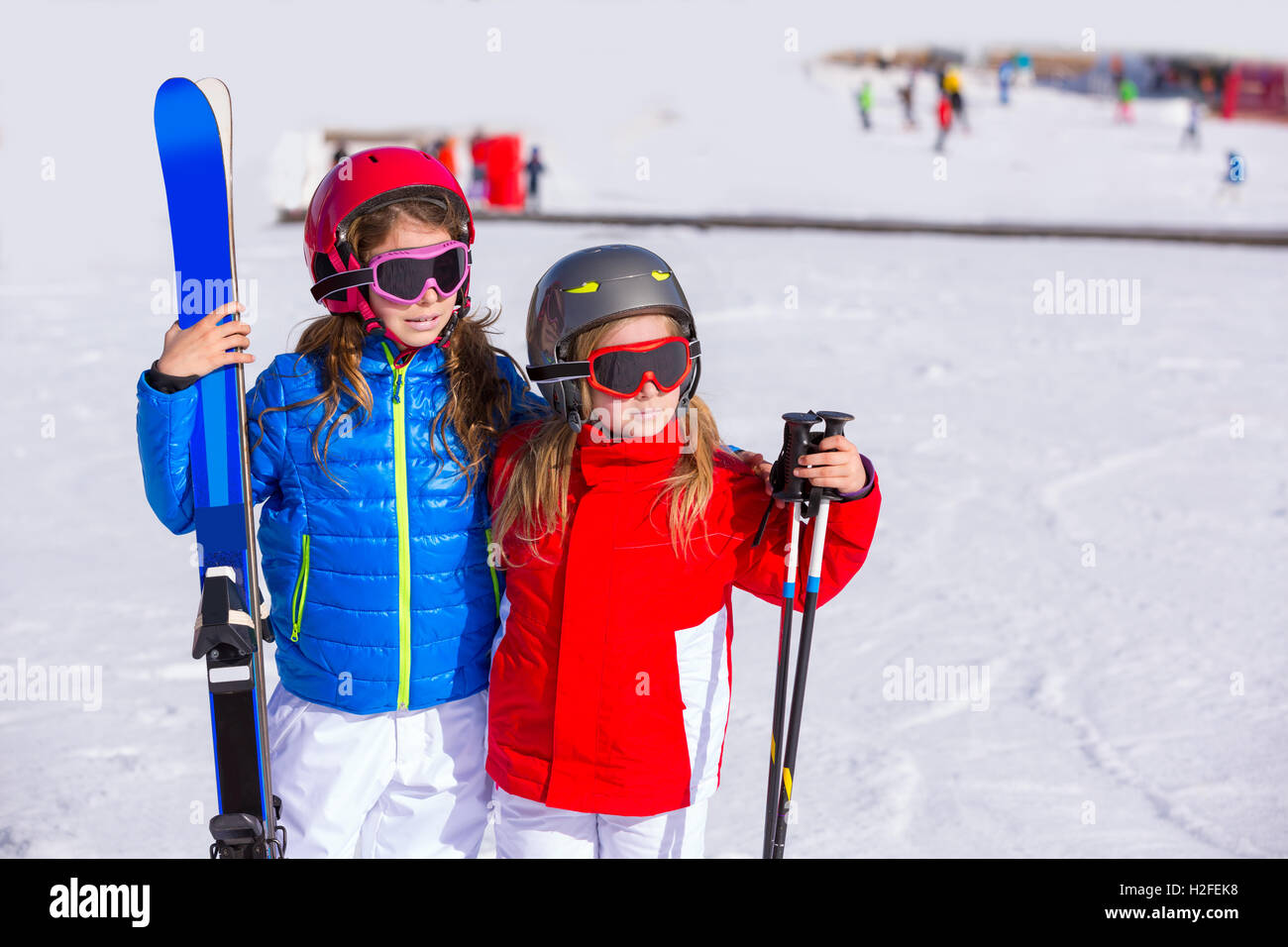 Kind Mädchen Schwester im Winterschnee mit Skiausrüstung Stockfoto