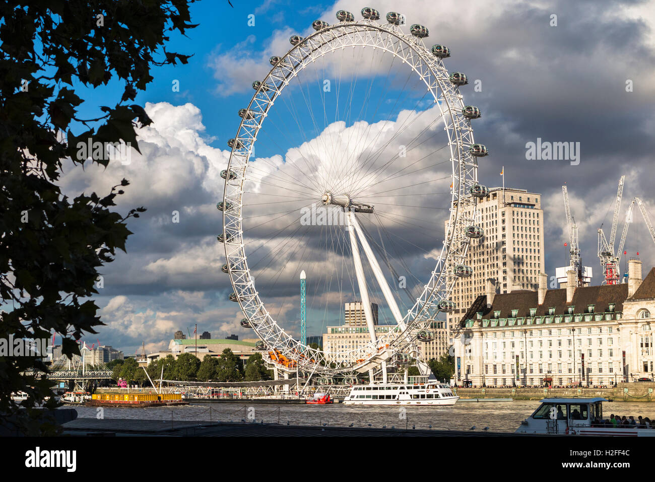 London Eye und County Hall, Riverside Building, an der Uferstraße, London SE1, eine berühmte Touristenattraktion Stockfoto