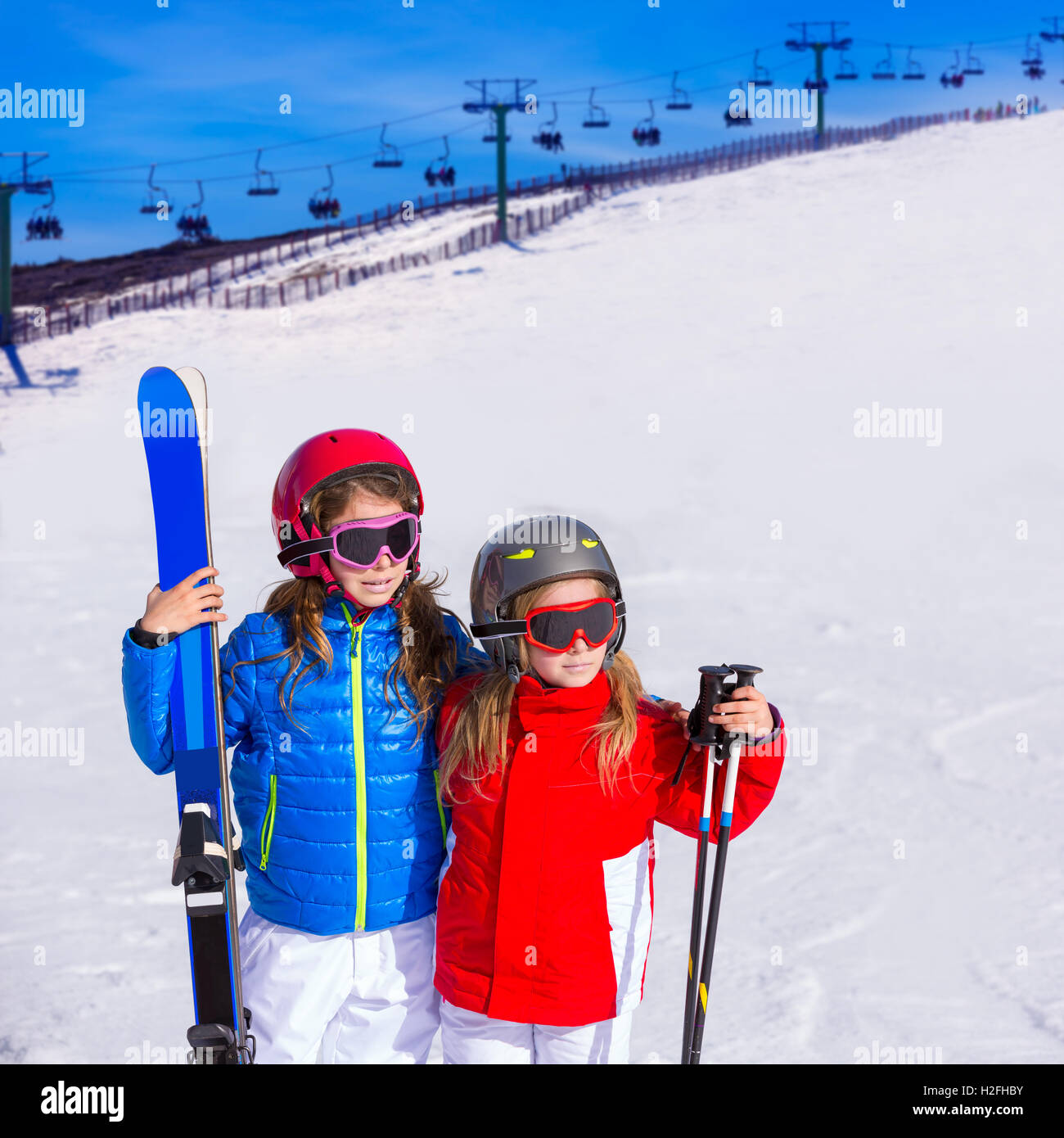 Kind Mädchen Schwester im Winterschnee mit Skiausrüstung Stockfoto