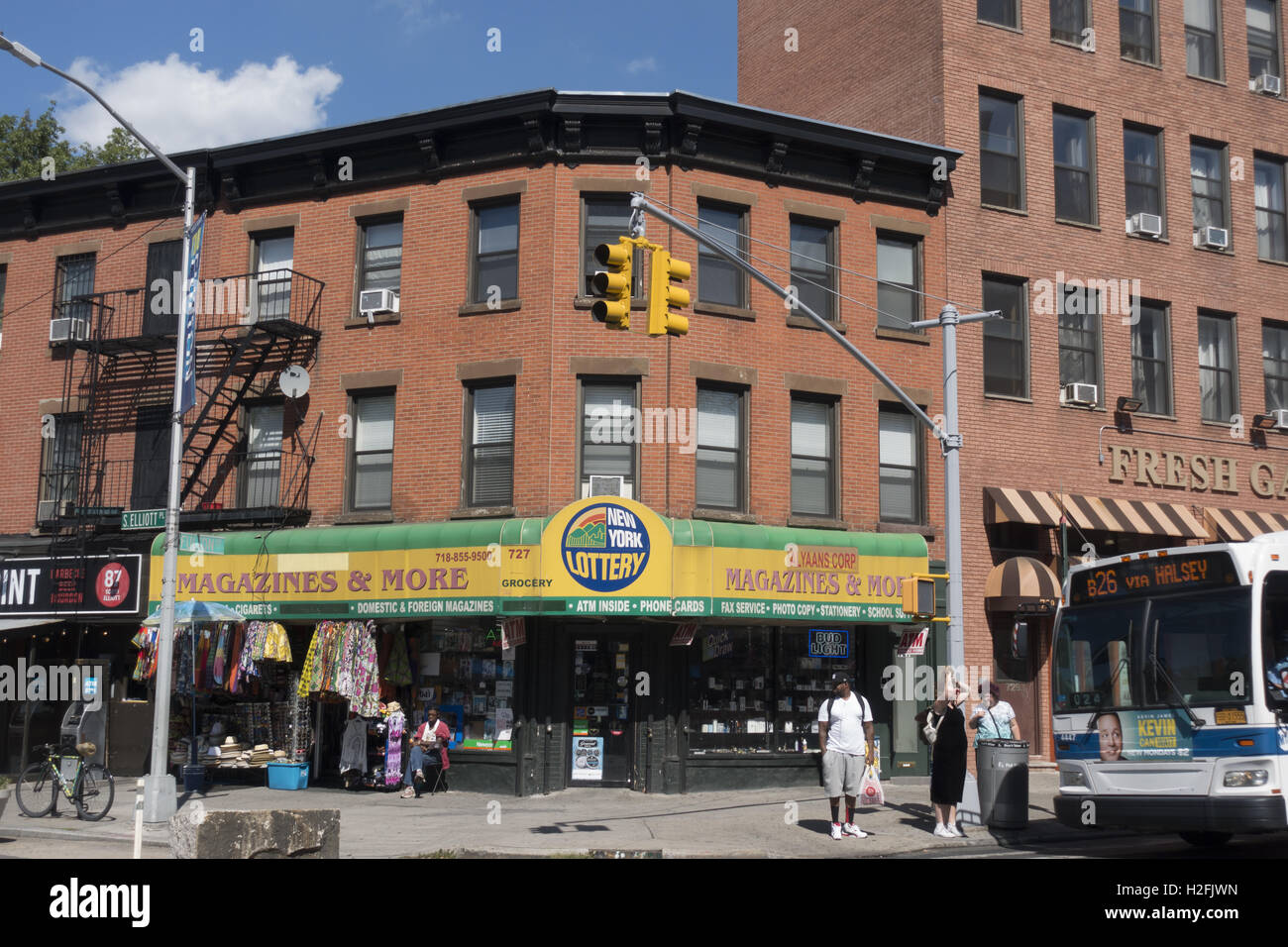 Ecke von S. Elliott und Fulton Street im Stadtteil Fort Greene von Brooklyn, NY Stockfoto