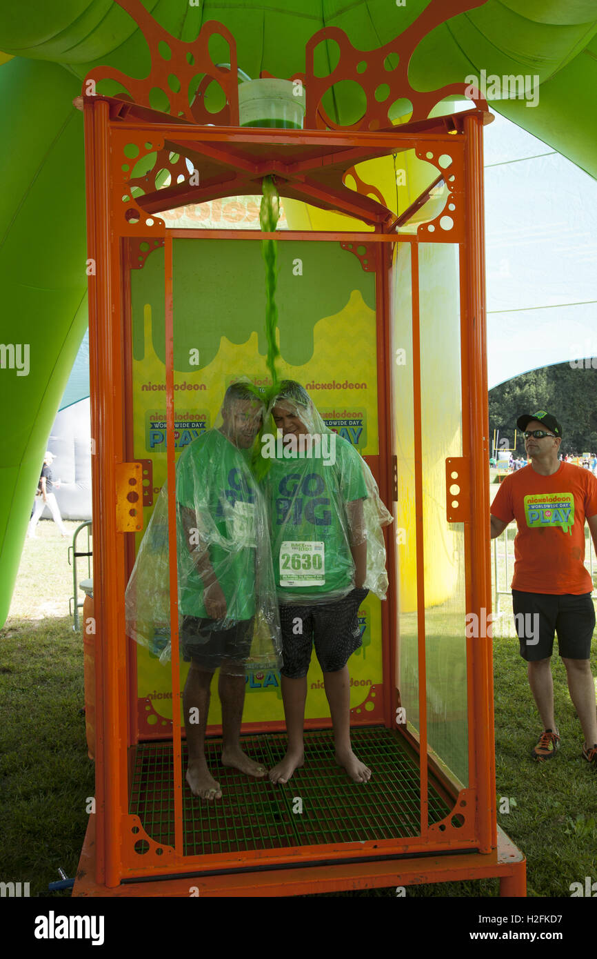 Kinder bekommen grüne Schleim Duschen bei Nickelodeon weltweit Tag spielen im Prospect Park in Brooklyn, New York. Stockfoto