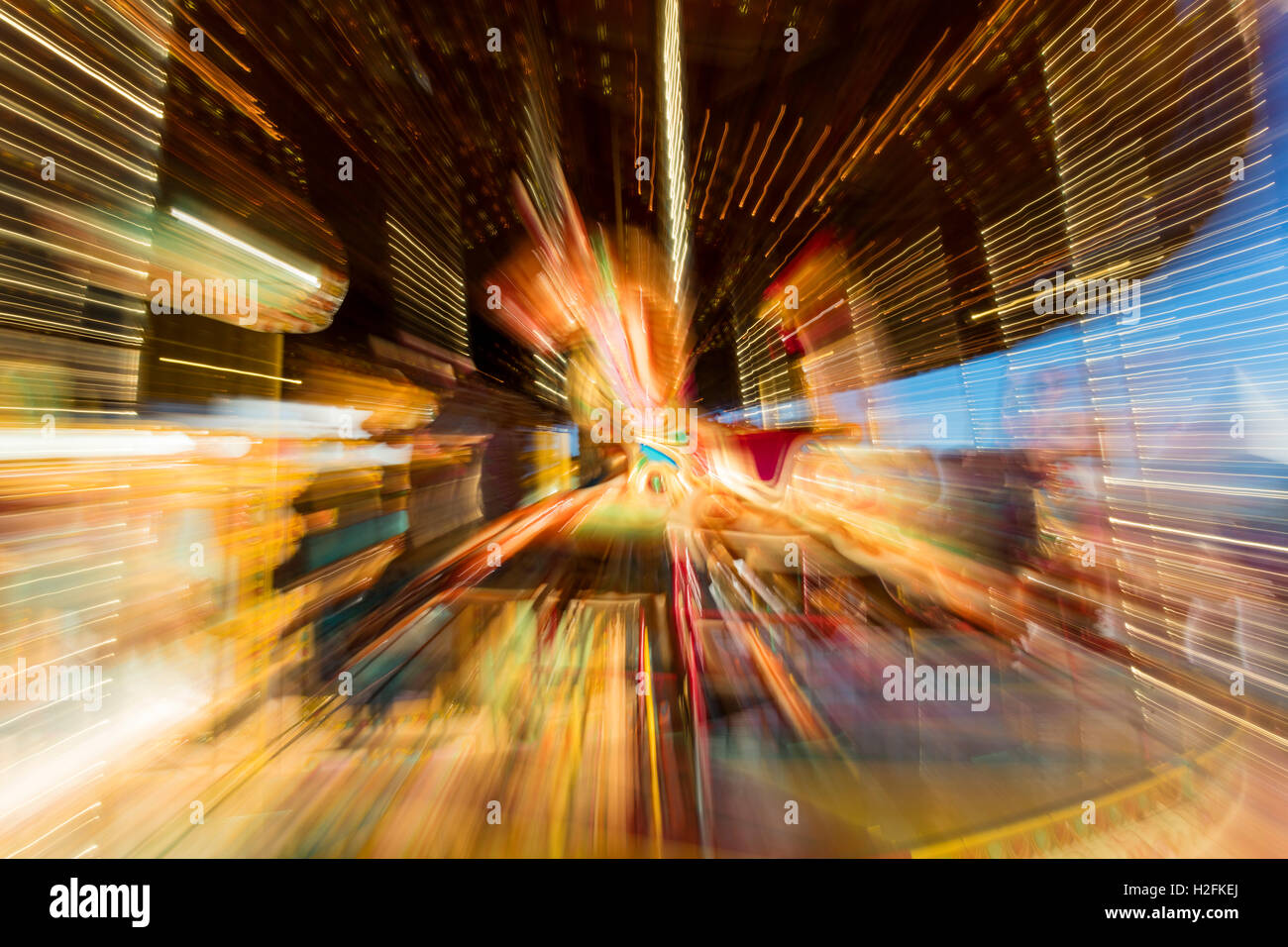 Zoom-Burst-Foto eines Kirmes merry go round Karussell-Pferd Stockfoto