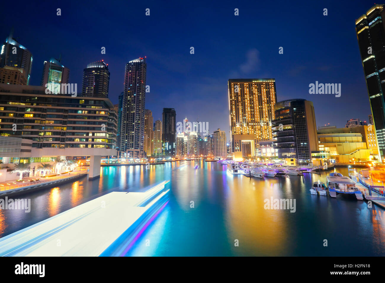 Dubai Marina bei Nacht Stockfoto