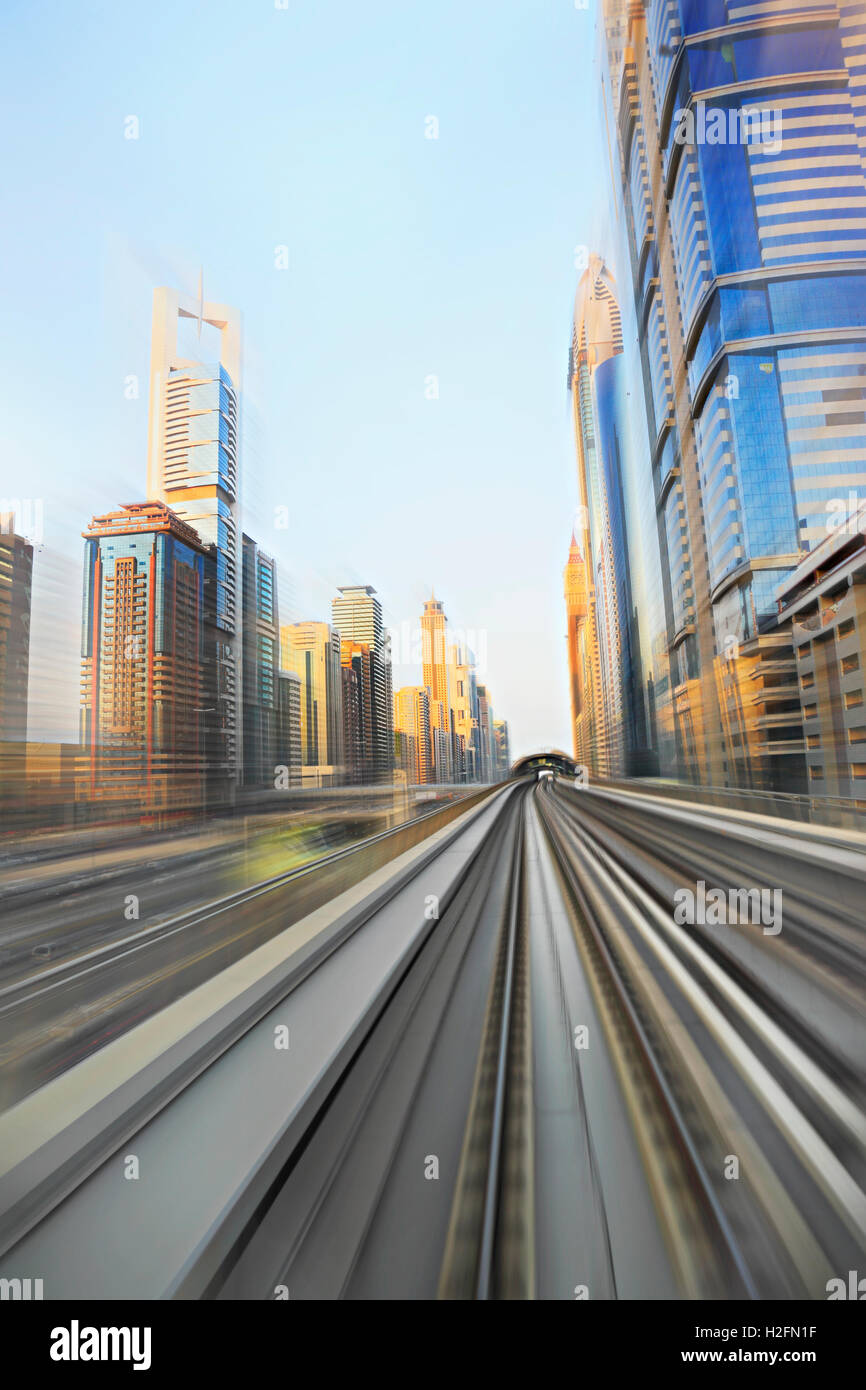 Dubai Metro im high-Speed, Bewegungsunschärfe Stockfoto