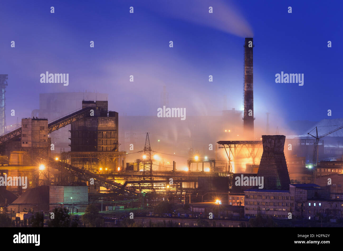 Metallurgische Fabrik in der Nacht. Stahlwerk mit Schornsteinen. Stahlwerke, arbeitet Eisen. Schwerindustrie in Europa. Die Luftverschmutzung fr Stockfoto