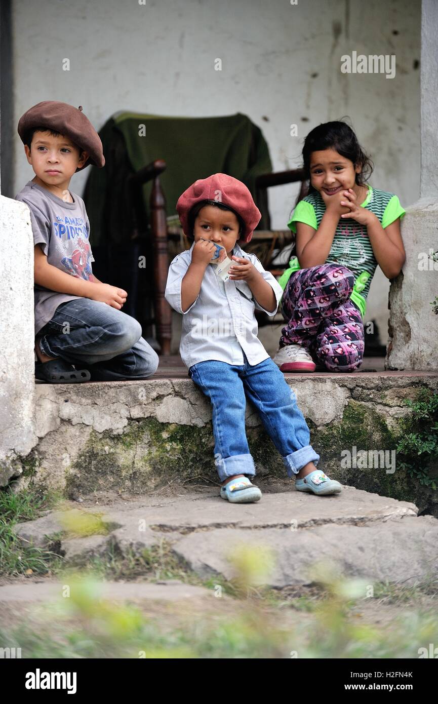 Kinder der Gauchos auf Estancia in den Sierras Chicas, Cordoba, Argentinien. Stockfoto