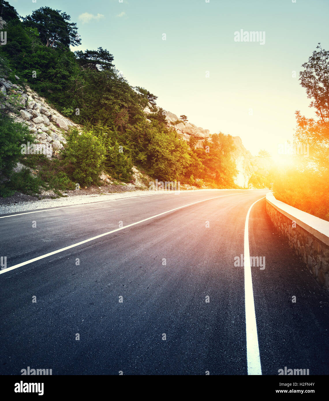 Asphaltstraße mit Instagram Muskelaufbau. Landschaft mit Bergstraße mit perfekter Asphalt bei Sonnenuntergang im Sommer. Vintage, Retro-Stil Stockfoto