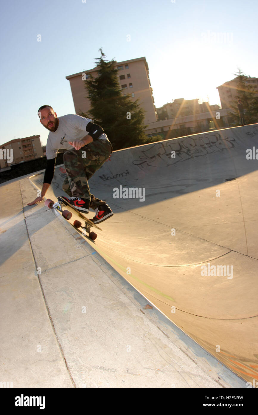 Skateboarder, skateboarding, Stil der alten Schule, städtische Sport, Skatepark Stockfoto