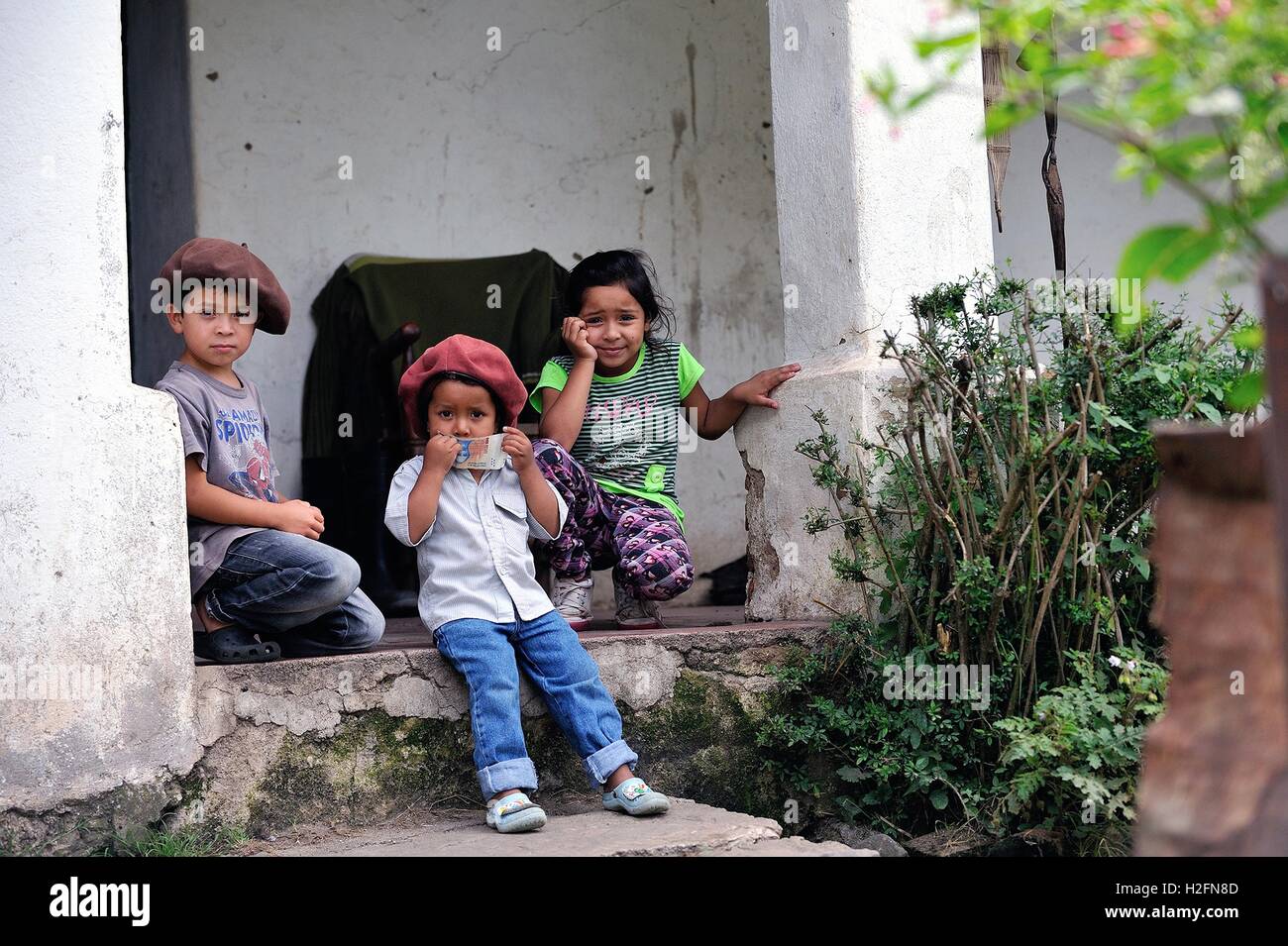 Kinder der Gauchos auf Estancia in den Sierras Chicas, Cordoba, Argentinien. Stockfoto