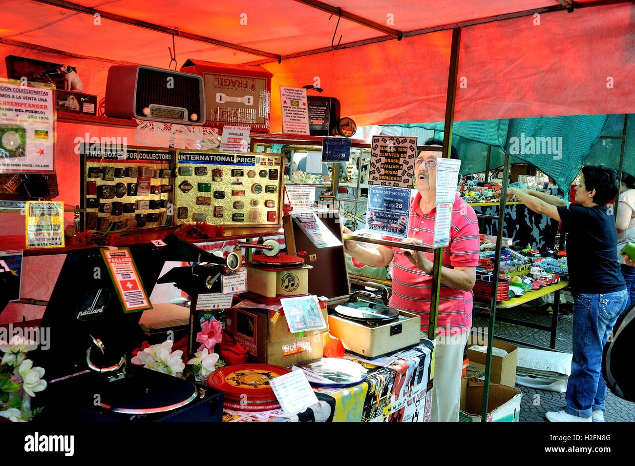 Die geschäftigen San Telmo-Antiquitätenmarkt am Plaza Dorrego Stockfoto