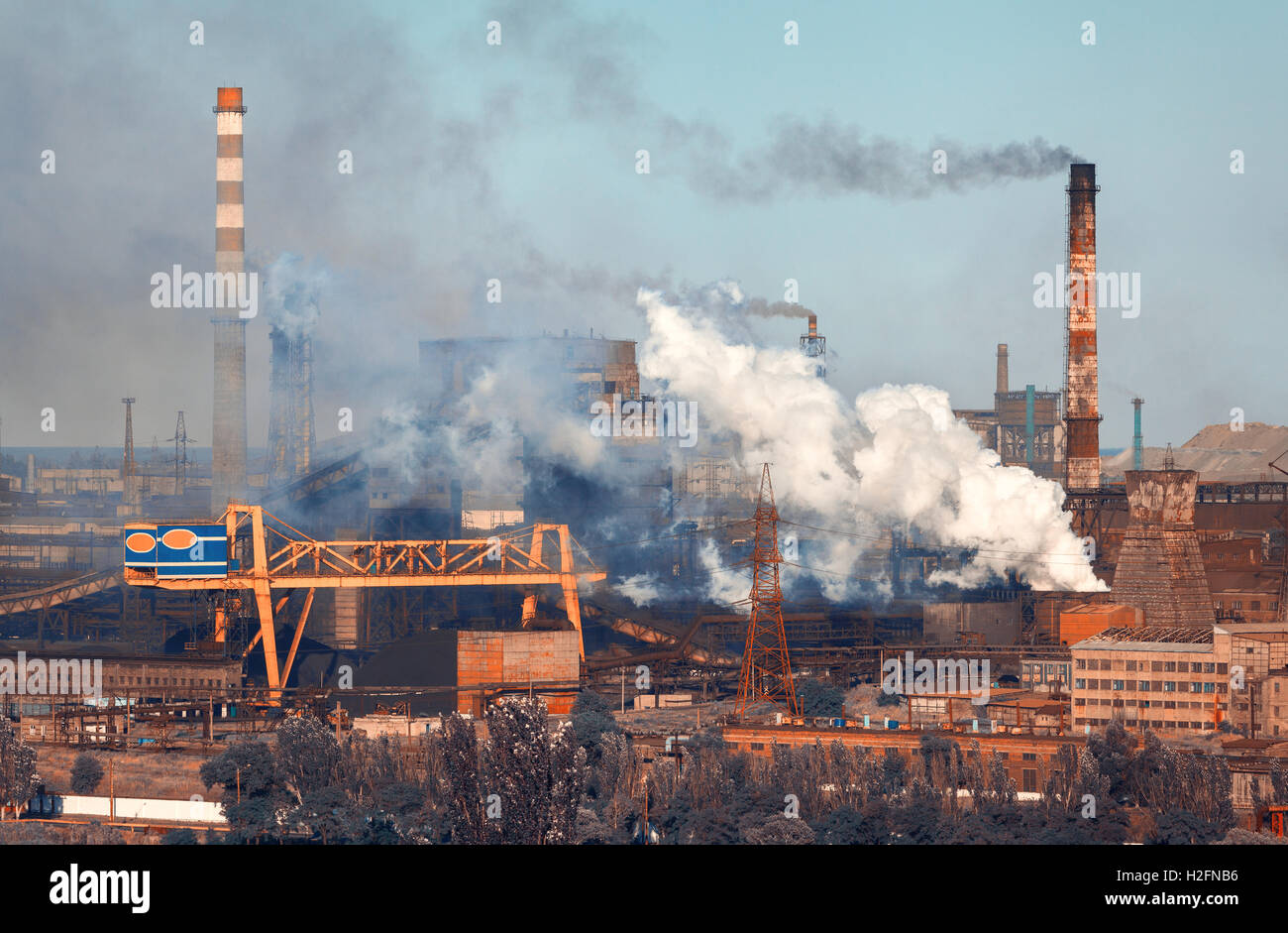 Stahlwerk, Metallurgie Pflanze. Schwerindustrie-Fabrik. Stahlwerk mit Smog. Rohre mit Rauch. Metallurgische Fabrik. Stahlbau Stockfoto