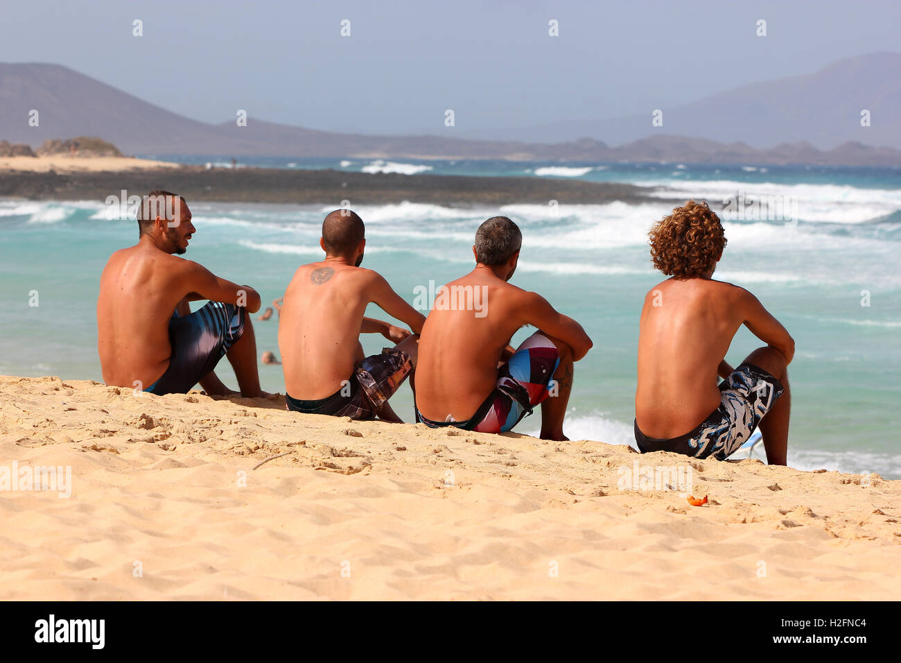 Surfer am Strand von der Dünung, Fuerteventura, Kanarische Inseln Stockfoto
