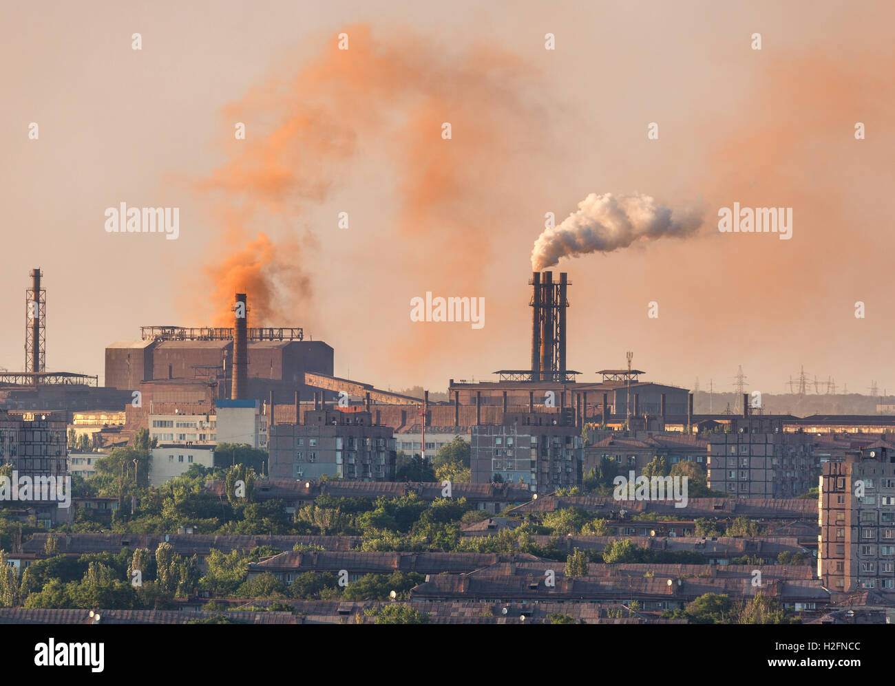 Stahlwerk, Metallurgie-Anlage bei Sonnenuntergang. Schwerindustrie-Fabrik. Stahlwerk mit Smog. Rohre mit Rauch. Metallurgische Fabrik. Stockfoto