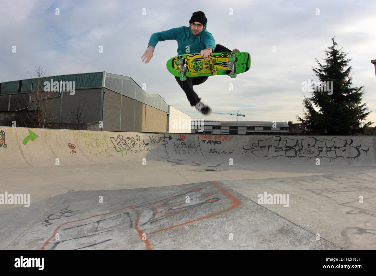 Skateboarder Durchführung eine riesige Frontside ohne Knochen auf der Pyramide der Skatepark, skateboarding, Old-School-Style, urban Sports Stockfoto