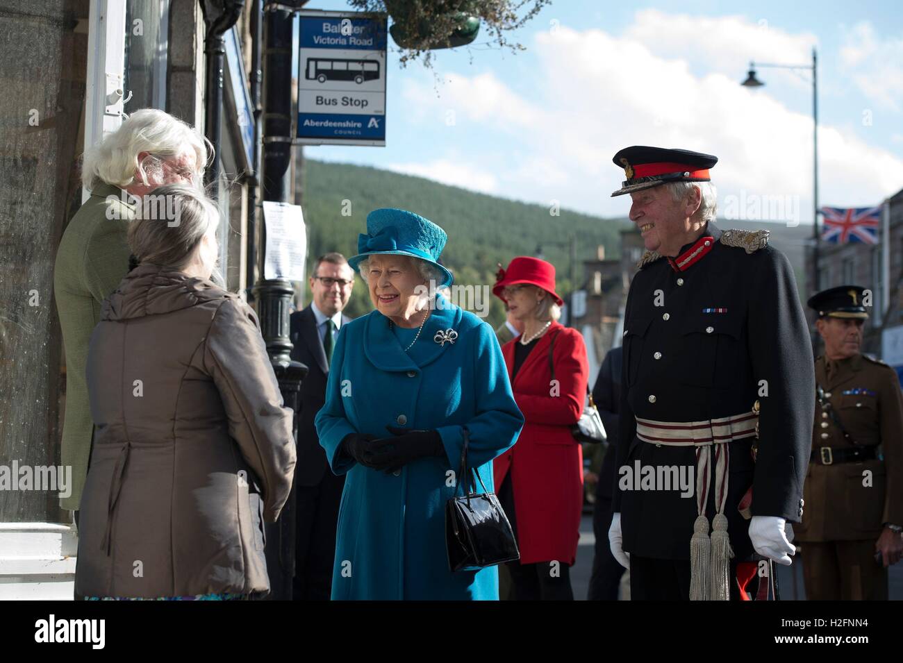 Königin Elizabeth II spricht mit der lokalen Bevölkerung, begleitet durch Lord Leutnant von Aberdeenshire James Ingleby, während eines Besuchs in Ballater in Aberdeenshire, über die laufende Wiederaufbauarbeiten nach schweren Überschwemmungen im Dezember letzten Jahres zu hören. Stockfoto