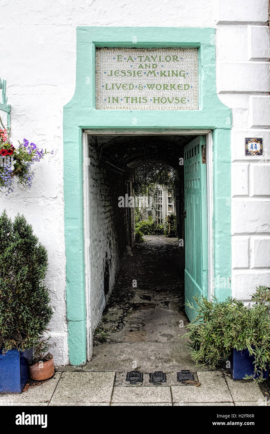 Eingang zum schottischen Illustrator Jessie M Kings Haus im Kirkcudbright, Scotland Stockfoto