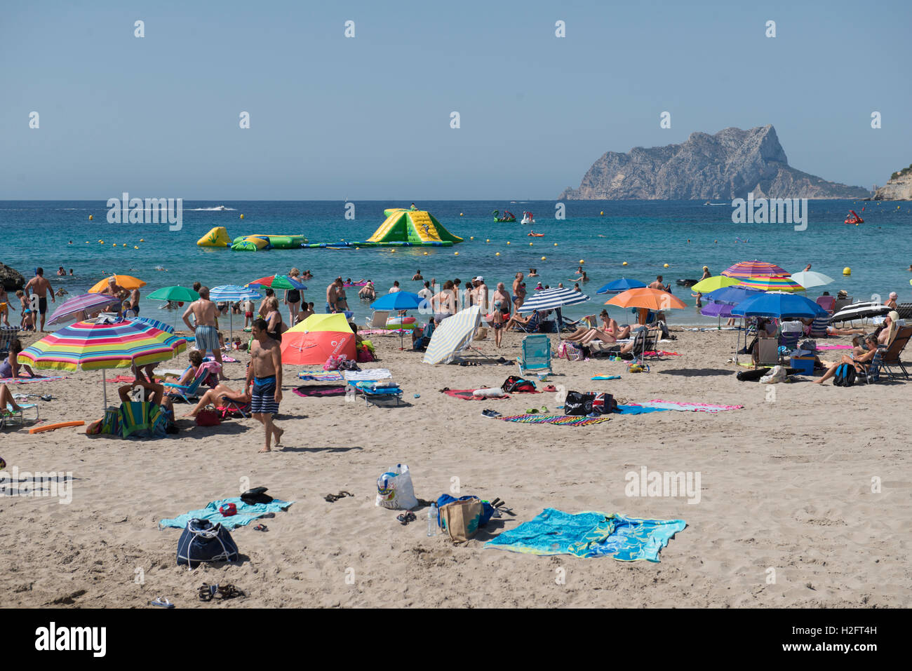 Urlauber am Strand von Xàbia (Valencianisch) oder Jávea (Spanisch), Provinz Alicante, Spanien Stockfoto