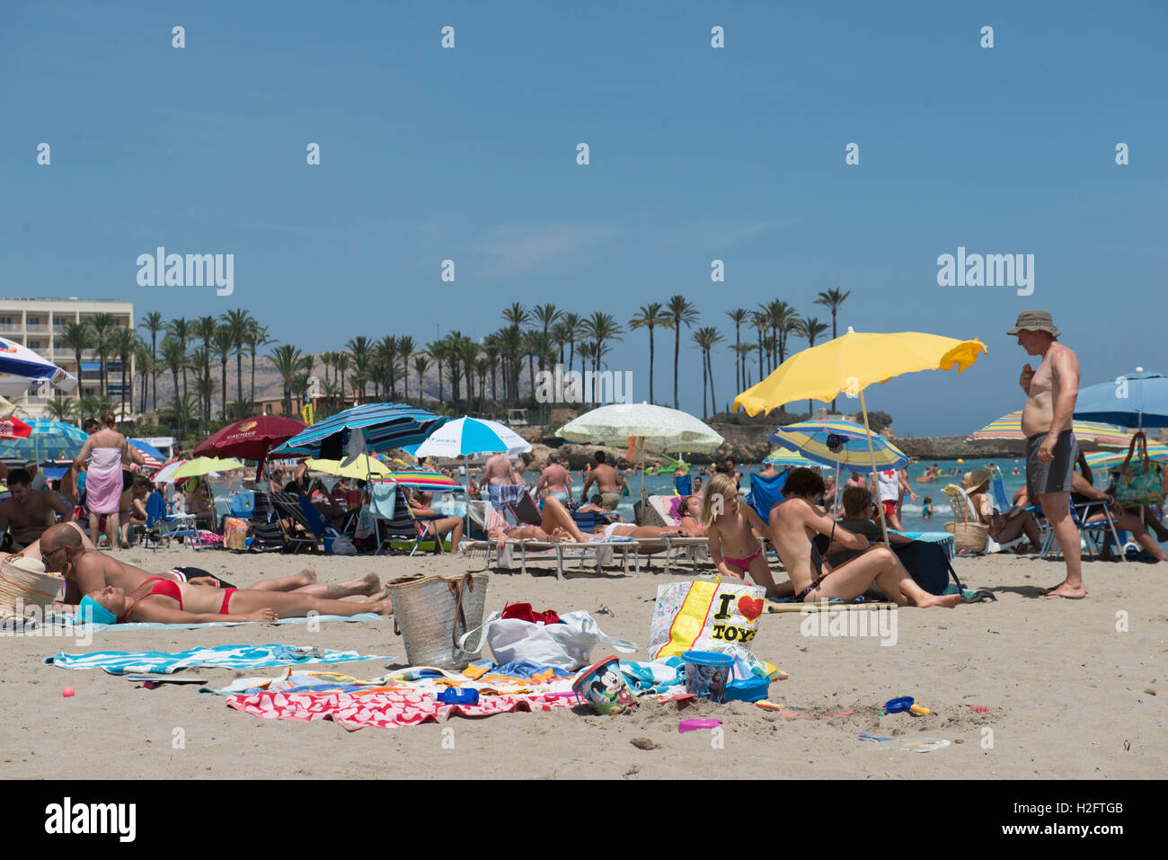 Urlauber am Arenal Strand, Javea, Costa Blanca, Provinz Alicante, Spanien Stockfoto