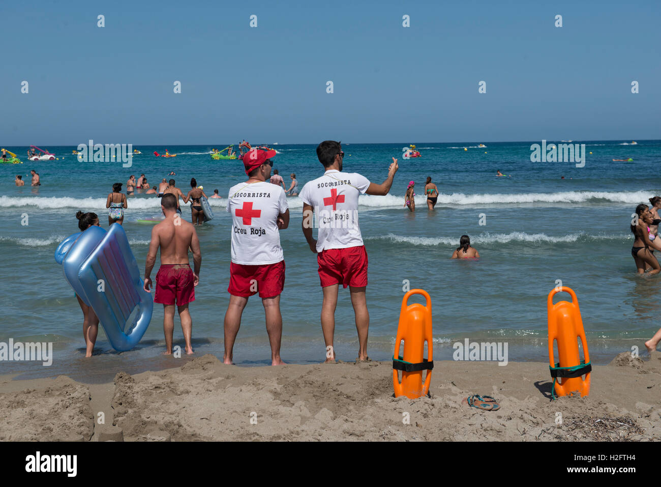 Zwei Rettungsschwimmer im Einsatz, Arenal Strand, Javea, Costa Blanca, Provinz Alicante, Spanien Stockfoto