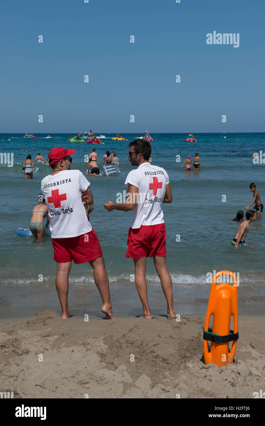 Zwei Rettungsschwimmer im Einsatz, Arenal Strand, Javea, Costa Blanca, Provinz Alicante, Spanien Stockfoto