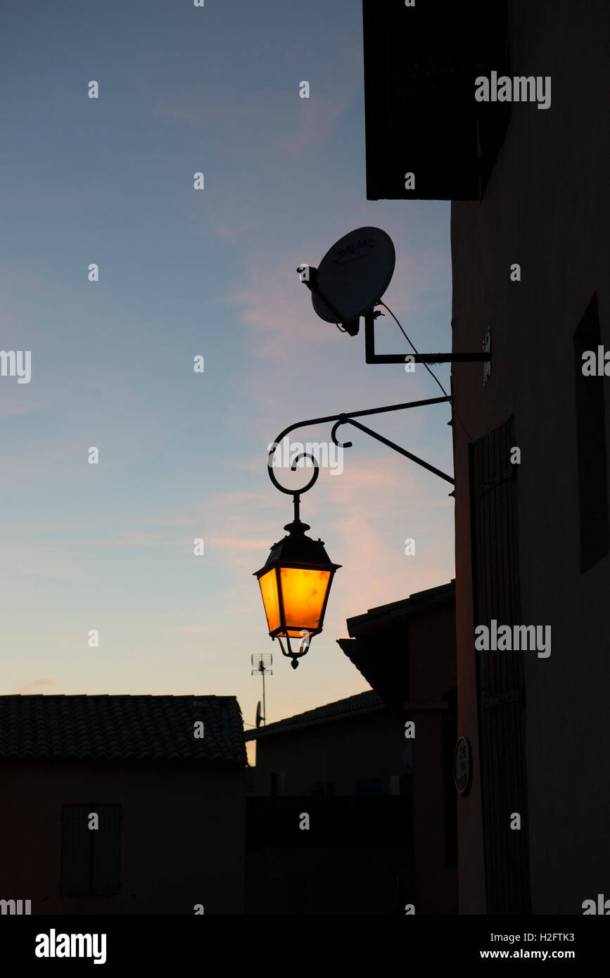 Glänzende Straße Laterne in der Abenddämmerung, St. Gilles, Departement Gard, Südfrankreich Stockfoto