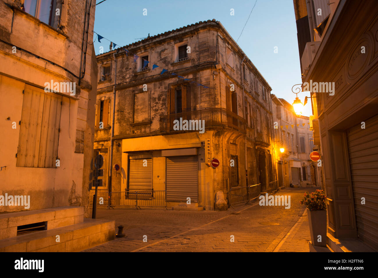Leeren Straßen mit Laterne in der Abenddämmerung, St. Gilles, Departement Gard, Südfrankreich Stockfoto