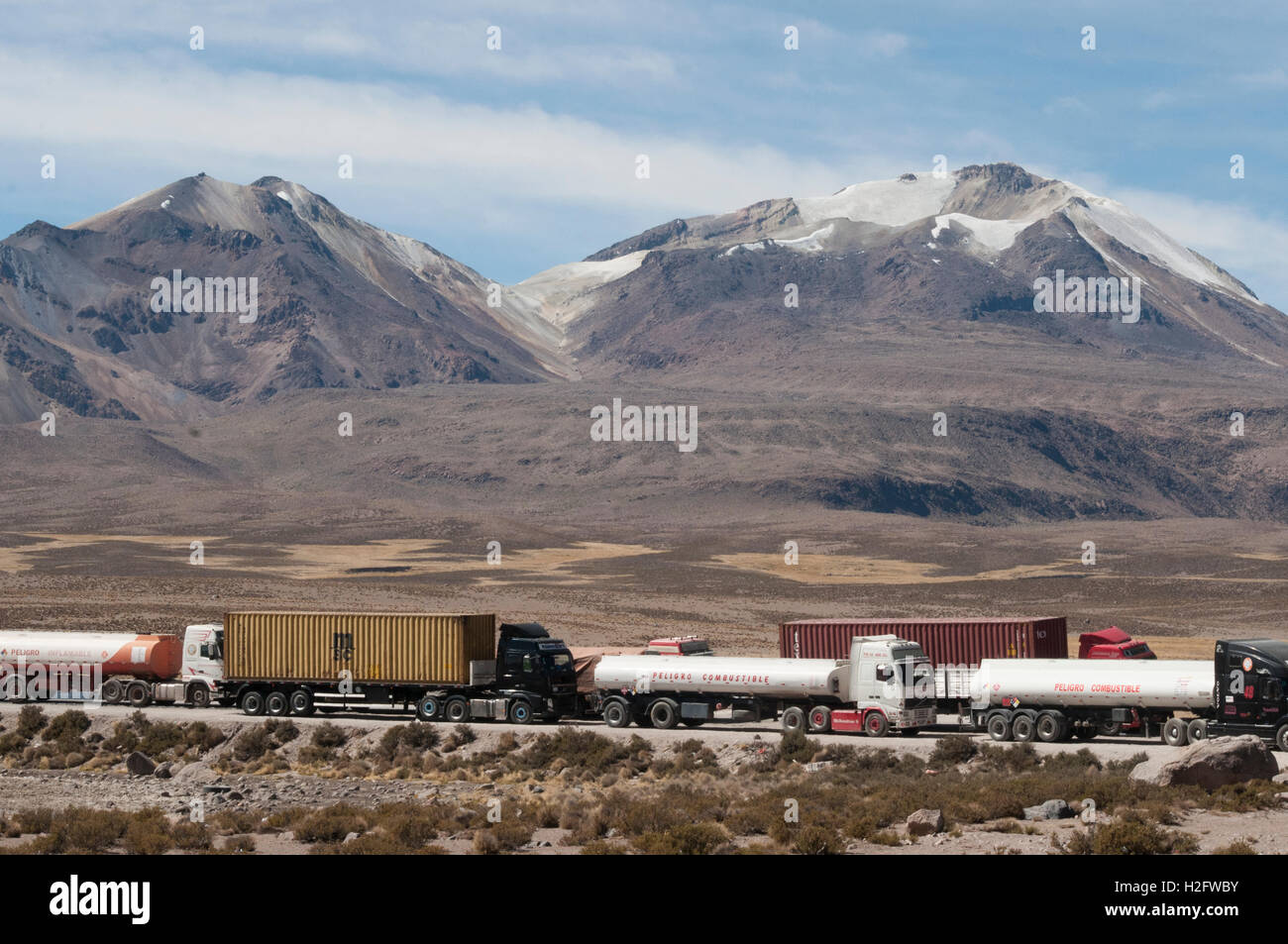 LKW aus Bolivien erwarten Abfertigung am Chungara Grenze Post, Parque Nacional Lauca, Chile Stockfoto