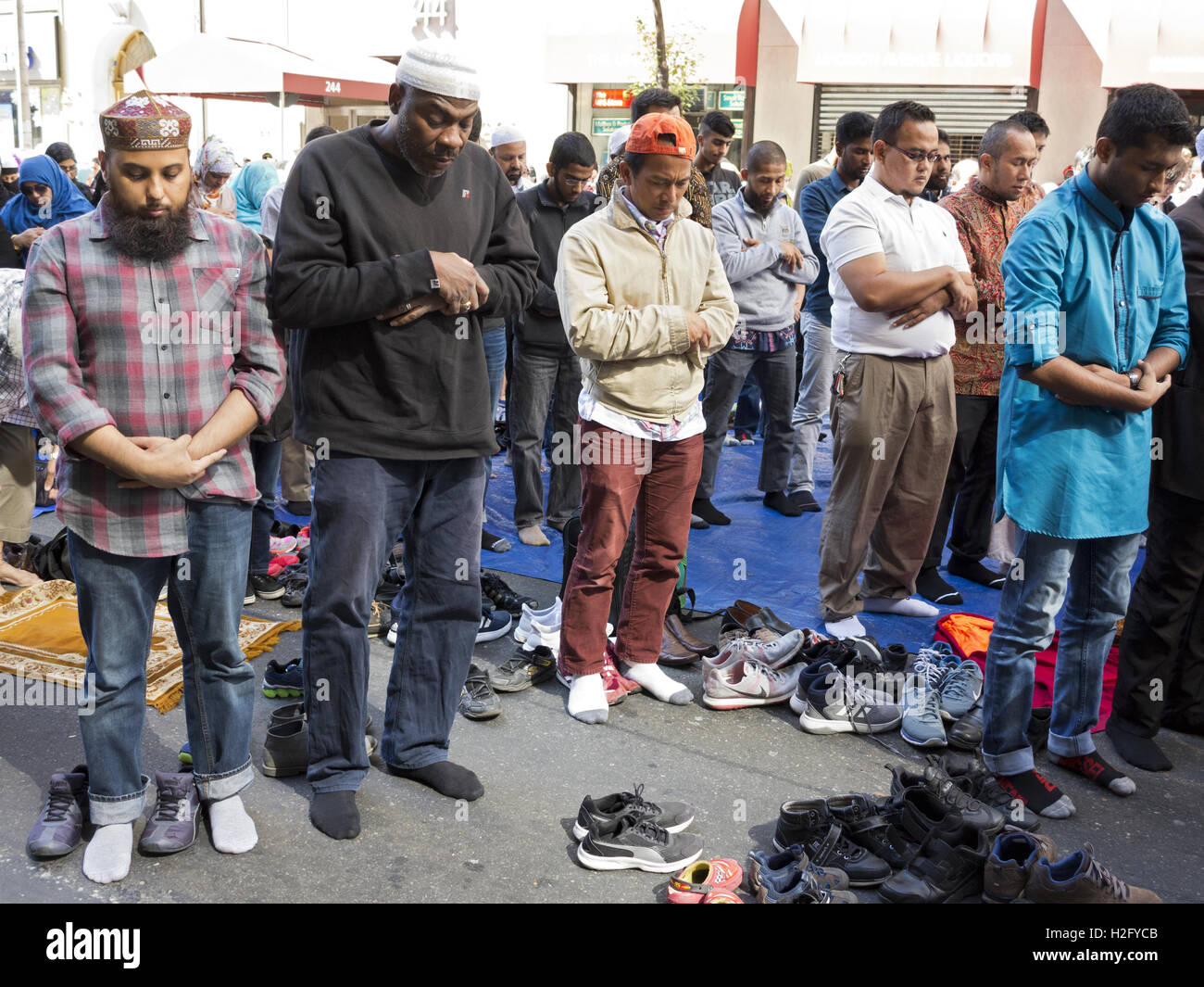 Männer beten in der amerikanischen muslimischen Day Parade in New York City 2016. Stockfoto