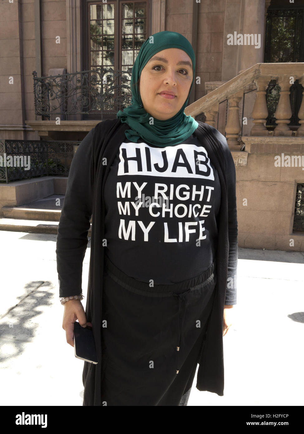 Muslimische Frau trägt Nachricht-t-Shirt im amerikanischen muslimischen Day  Parade in New York City 2016 Stockfotografie - Alamy