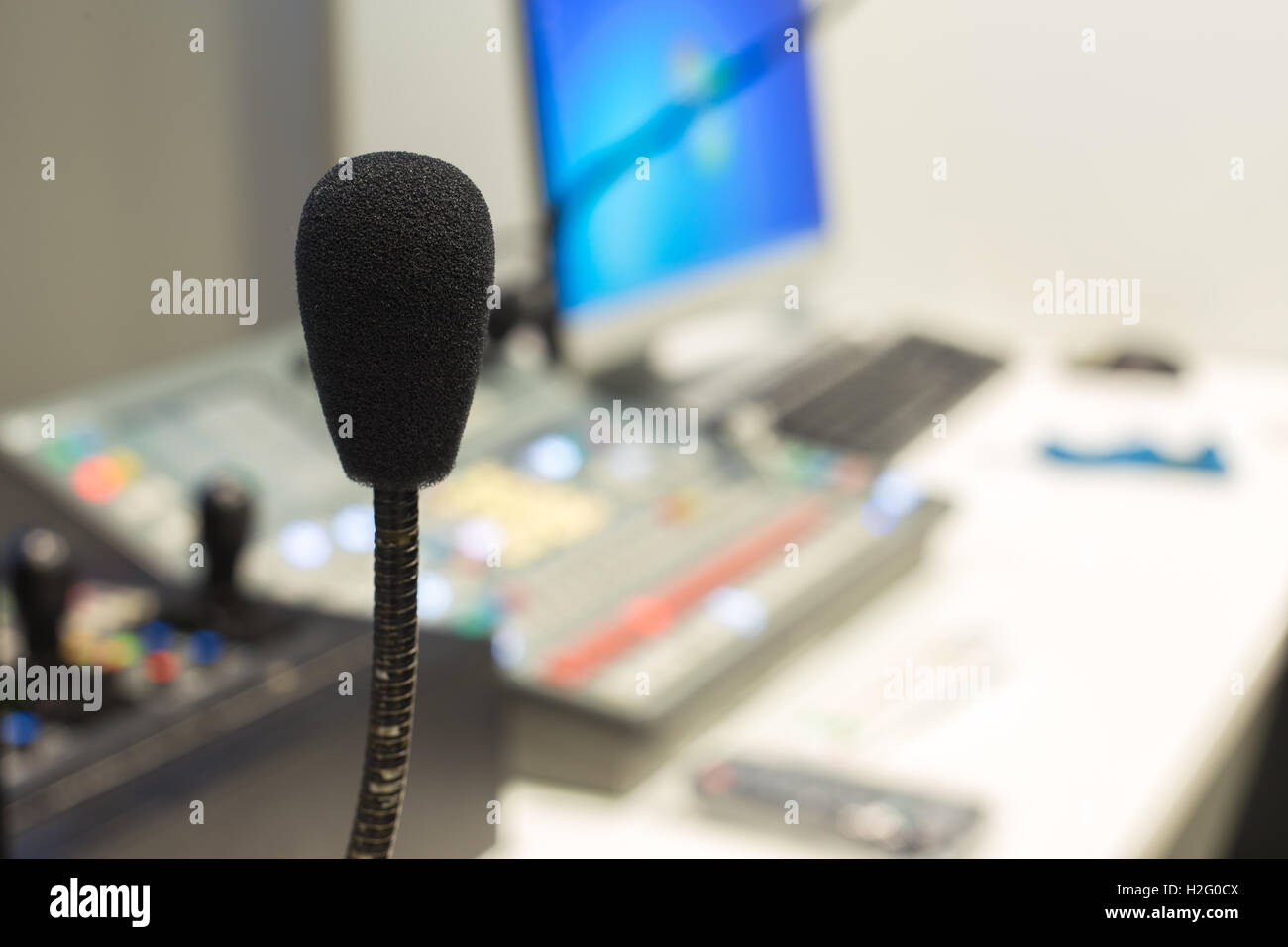 TV-Studio-Mikrofon für den Produzenten. Stockfoto