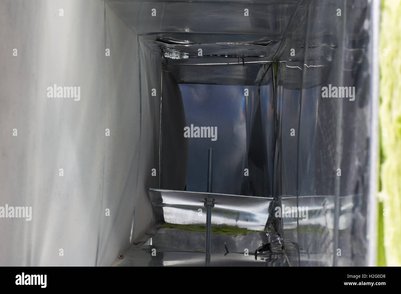 Bilder im Inneren der Röhre Lüftungskanäle hergestellt aus verzinktem Stahlblech und Glasfaser. Stockfoto