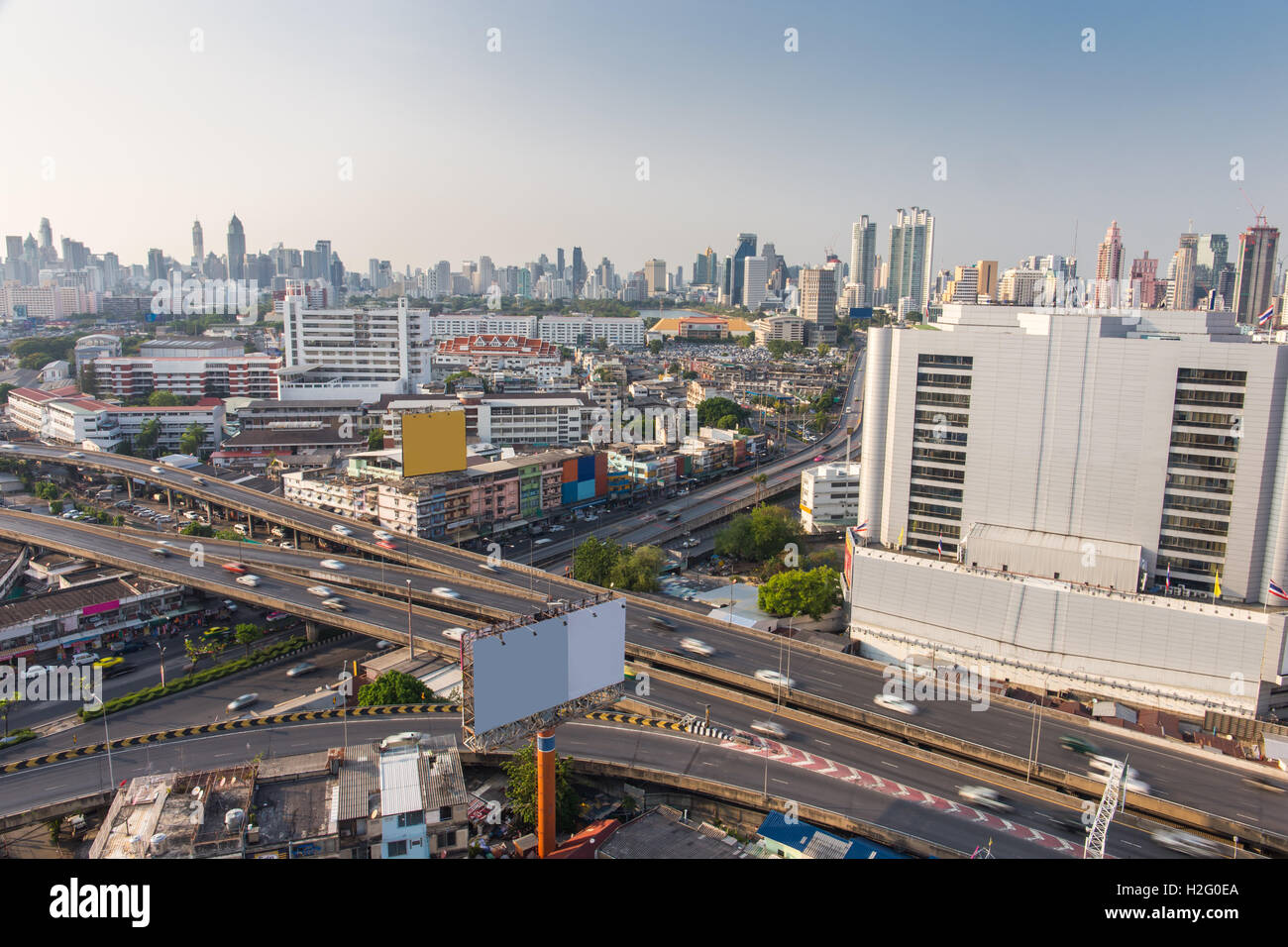 Bangkok-Skylines und Autobahn-Verkehr-Bewegung in der Tageszeit. Die Aussicht vom Gipfel, Thailand. City Scape und Zivilisation Konzeptionierung Stockfoto