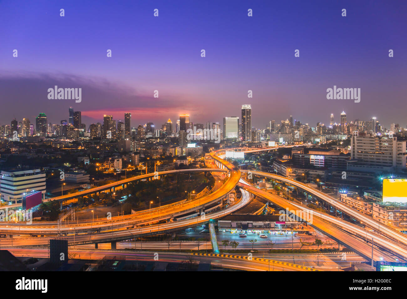 Bangkok-Skylines und Autobahn-Verkehr-Bewegung in den Sonnenuntergang. Die Aussicht vom Gipfel, Thailand. City Scape und Zivilisation-Konzept. Stockfoto