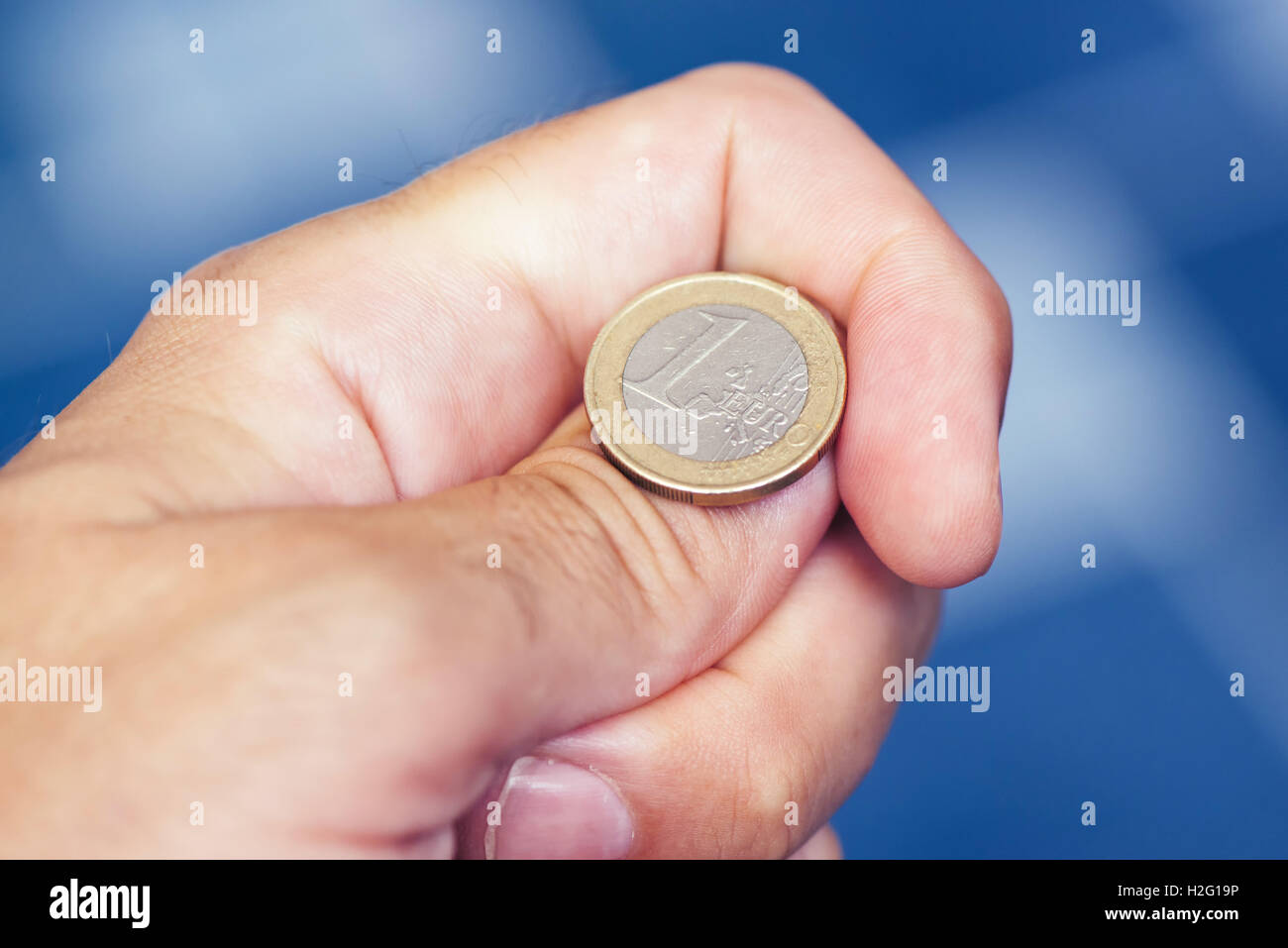 Geschäftsmann Hand werfen Münze zu flip auf Köpfe oder Tails, Konzept der Chance, Gelegenheit und Entscheidungsfindung Stockfoto