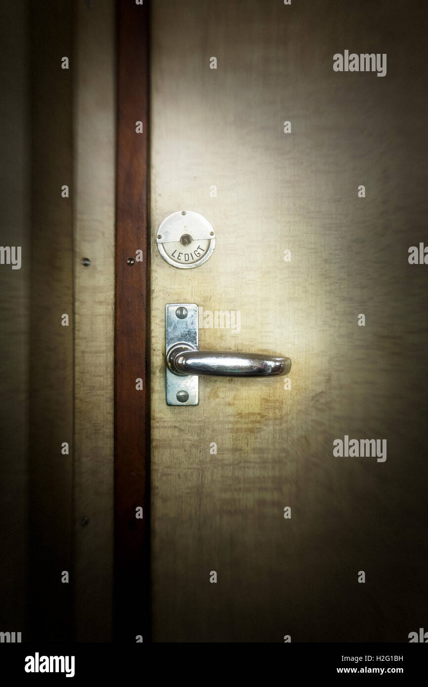 Geschlossene Toilettentür im alten Zug, Schweden Stockfoto