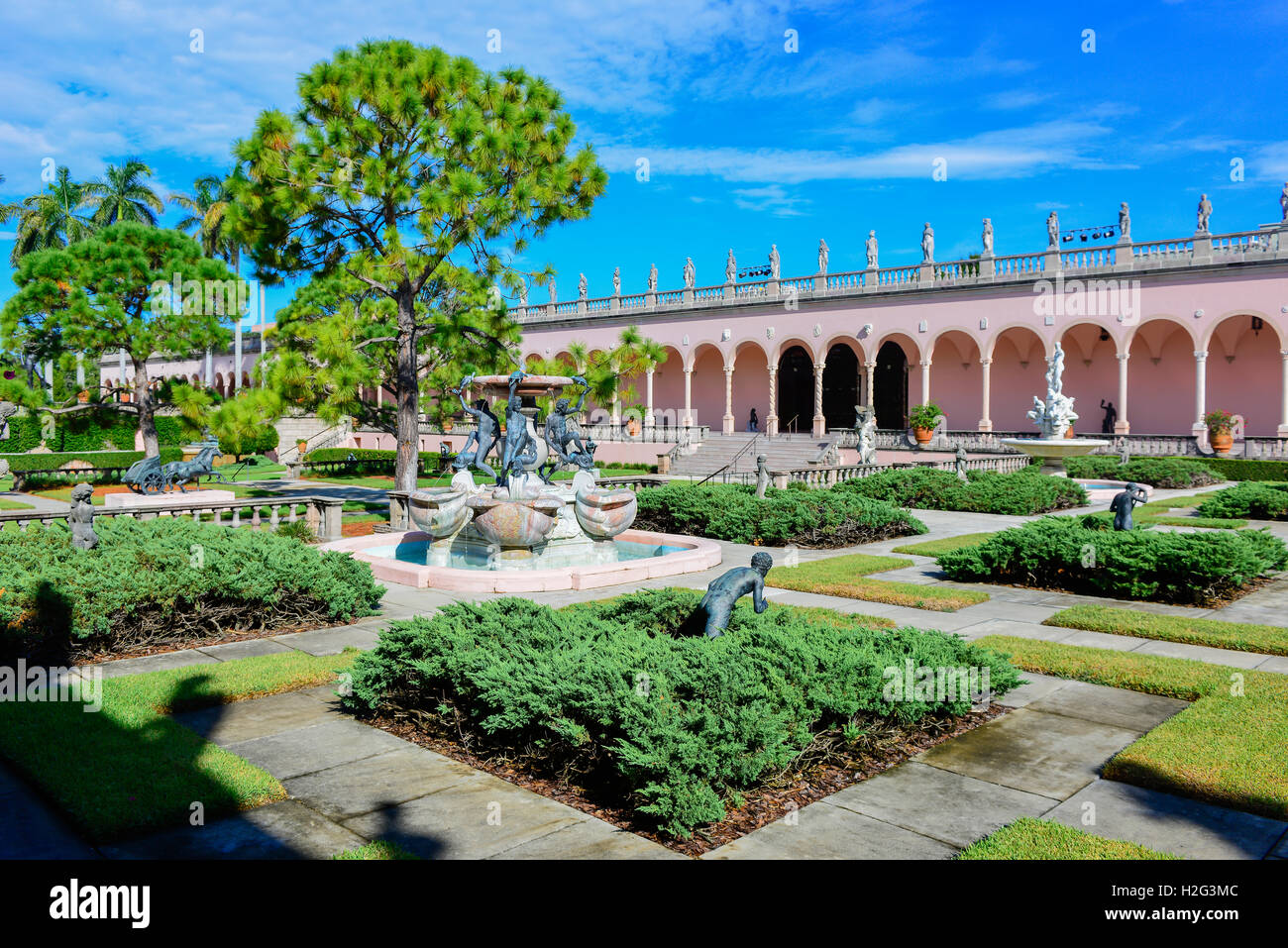 David-Statue mit Blick auf venezianischen Stil Gärten und Statuen auf dem rosa Portikus im Ringling Museum of Art Sarasota FL Stockfoto David-Statue mit Blick auf venezianischen Stil Gärten und Statuen auf dem rosa Portikus im Ringling Museum of Art Sarasota FL Stockfoto