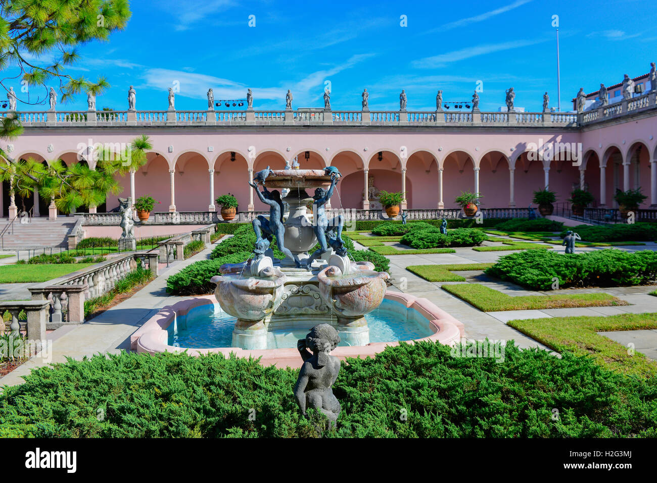 David-Statue mit Blick auf venezianischen Stil Gärten und Statuen auf dem rosa Portikus im Ringling Museum of Art Sarasota FL Stockfoto David-Statue mit Blick auf venezianischen Stil Gärten und Statuen auf dem rosa Portikus im Ringling Museum of Art Sarasota FL Stockfoto