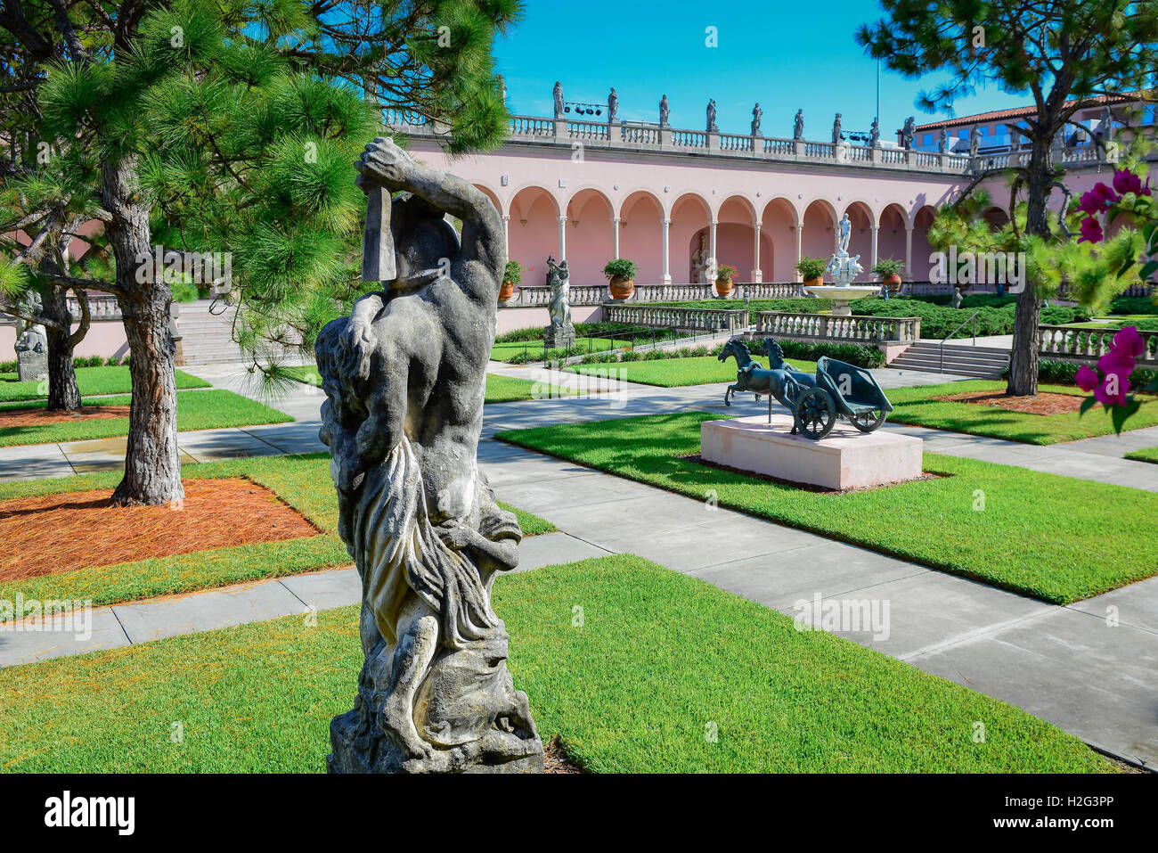 Opulente venezianischen gotischen Stil rosa Portikus und Dekosäulen säumen die versunkenen Gärten, Ringling Museum of Art in Sarasota FL Stockfoto Opulente venezianischen gotischen Stil rosa Portikus und Dekosäulen säumen die versunkenen Gärten, Ringling Museum of Art in Sarasota FL Stockfoto