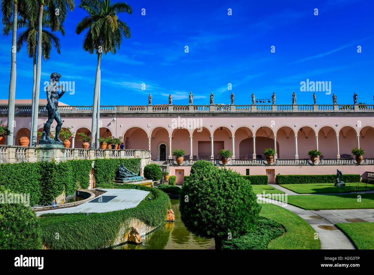 Opulente venezianischen gotischen Stil rosa Portikus und Dekosäulen säumen die versunkenen Gärten, Ringling Museum of Art in Sarasota FL Stockfoto Opulente venezianischen gotischen Stil rosa Portikus und Dekosäulen säumen die versunkenen Gärten, Ringling Museum of Art in Sarasota FL Stockfoto