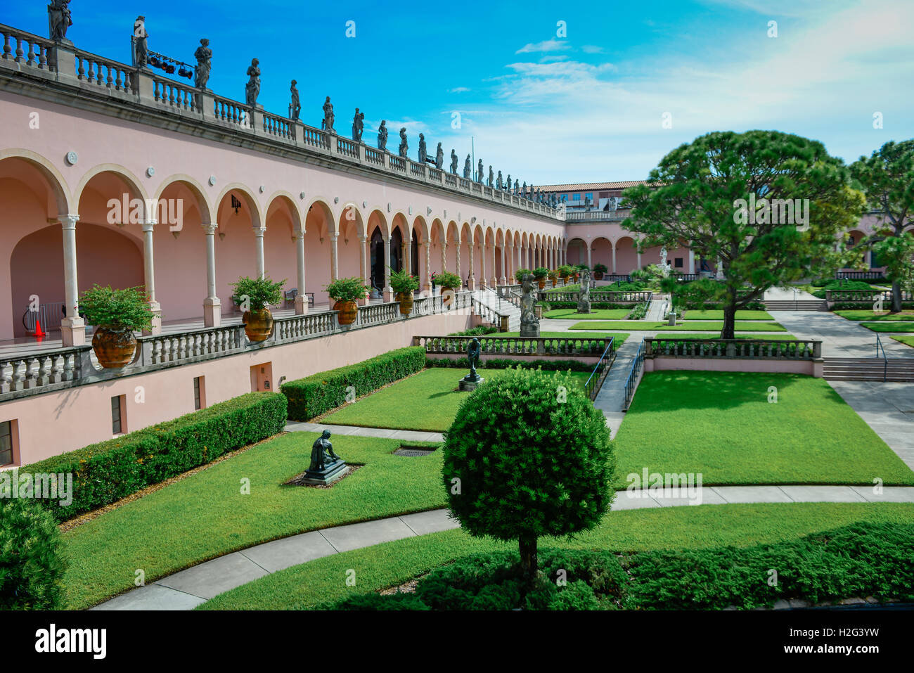 Opulente venezianischen gotischen Stil rosa Portikus und Dekosäulen säumen die versunkenen Gärten, Ringling Museum of Art in Sarasota FL Stockfoto Opulente venezianischen gotischen Stil rosa Portikus und Dekosäulen säumen die versunkenen Gärten, Ringling Museum of Art in Sarasota FL Stockfoto