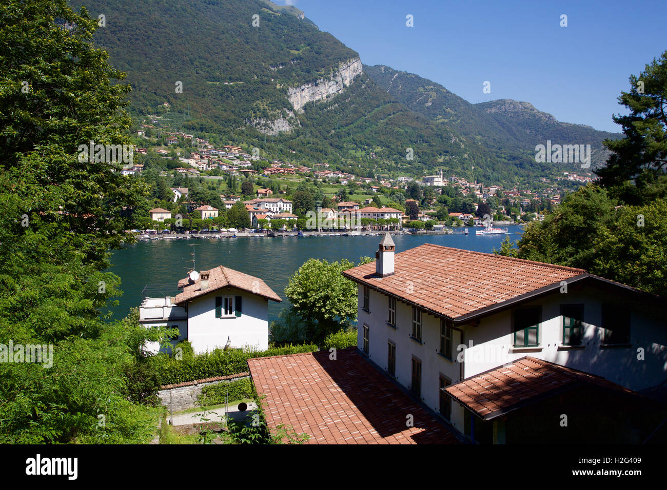 Blick über den See von hoch oben am Comer See Italien bei Lenno am See mit Berg im Hintergrund Stockfoto