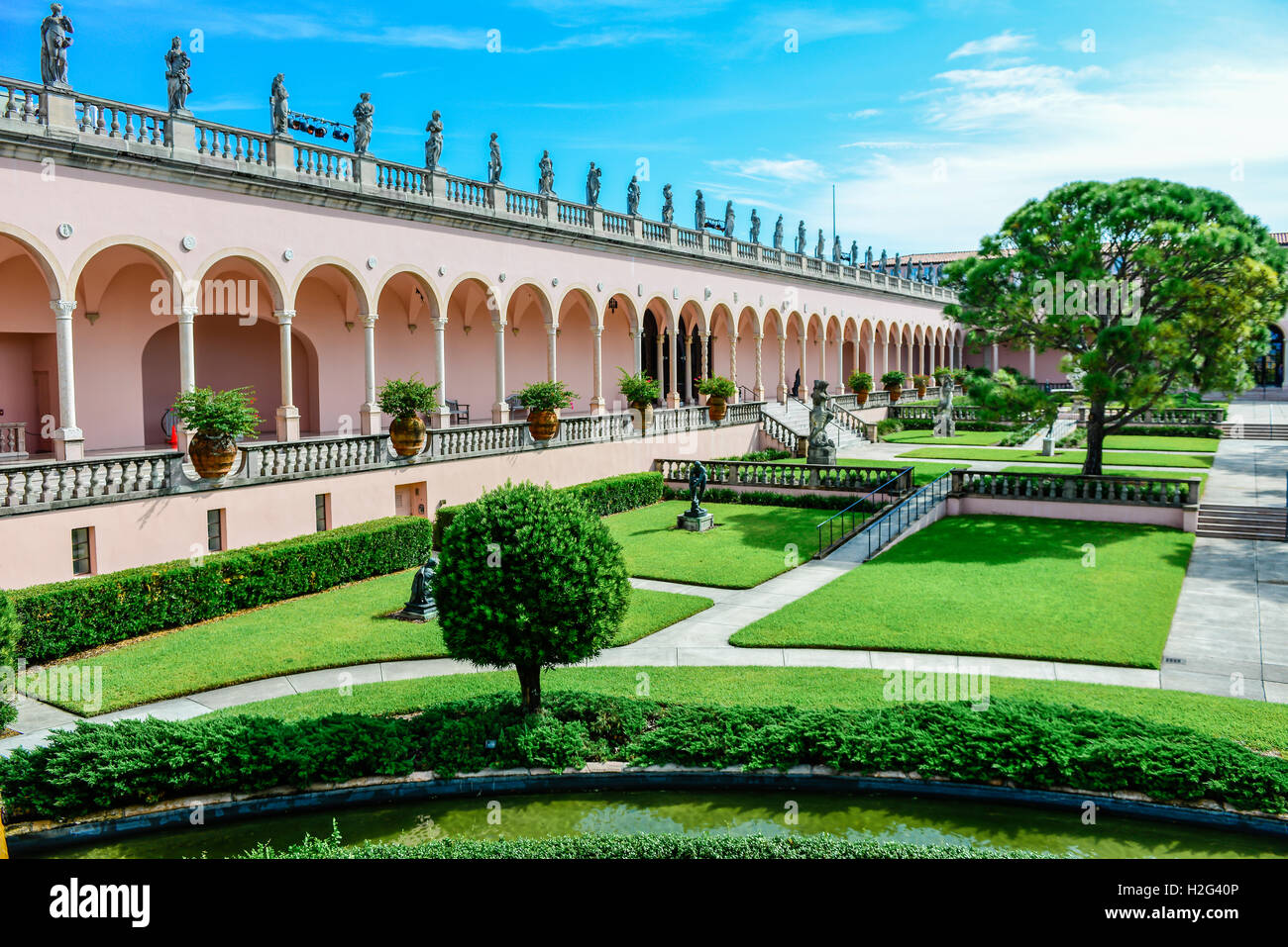 Opulente venezianischen gotischen Stil rosa Portikus und Dekosäulen säumen die versunkenen Gärten, Ringling Museum of Art in Sarasota FL Stockfoto Opulente venezianischen gotischen Stil rosa Portikus und Dekosäulen säumen die versunkenen Gärten, Ringling Museum of Art in Sarasota FL Stockfoto