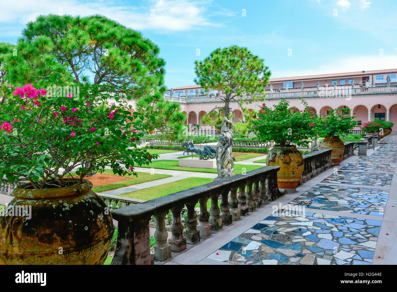Opulente venezianischen gotischen Stil rosa Portikus und Dekosäulen säumen die versunkenen Gärten, Ringling Museum of Art in Sarasota FL Stockfoto Opulente venezianischen gotischen Stil rosa Portikus und Dekosäulen säumen die versunkenen Gärten, Ringling Museum of Art in Sarasota FL Stockfoto